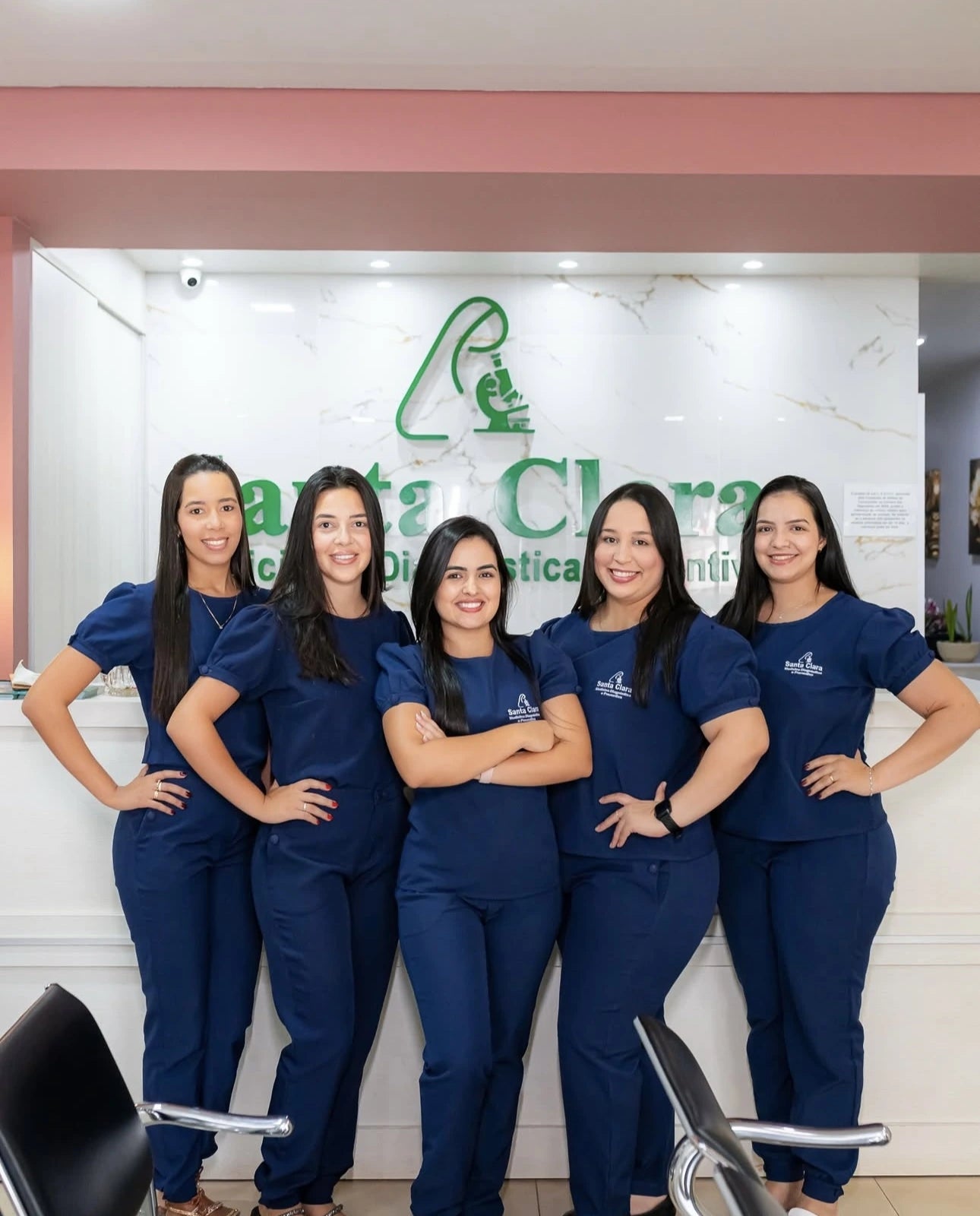 Equipe usando uniformes profissionais personalizados