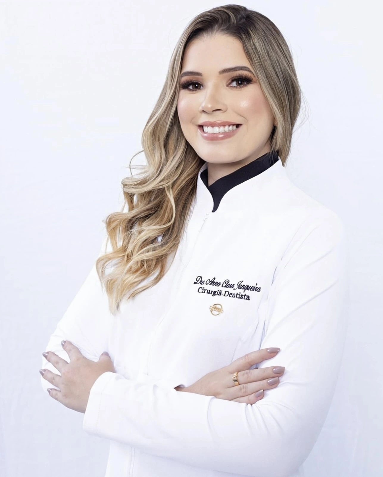 Profissional usando jaleco feminino com bordado de nome e especialidade